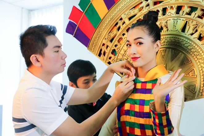 Thich thu ngam quoc phuc cua Le Hang tai Miss Universe 2016